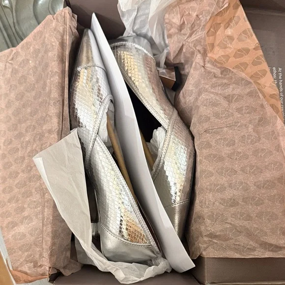 Franco Sarto 6 Darcy Pointed Toe Kitten Heel Silver Snake Textured Pumps - Picture 2 of 10